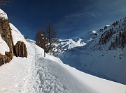 36 Il lago vuoto d'acqua, coperto di neve...